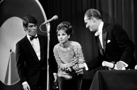 Grand Gala du Disque 1965 , Esther en Abraham Ofarim (rechts Guus Oster), Bestanddeelnr 918-2592