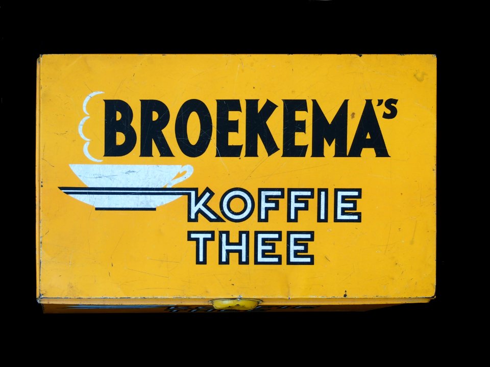 Groot geel BROEKEMAs koffie en thee blik met damp uit kopje, foto3