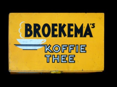 Groot geel BROEKEMAs koffie en thee blik met damp uit kopje, foto3