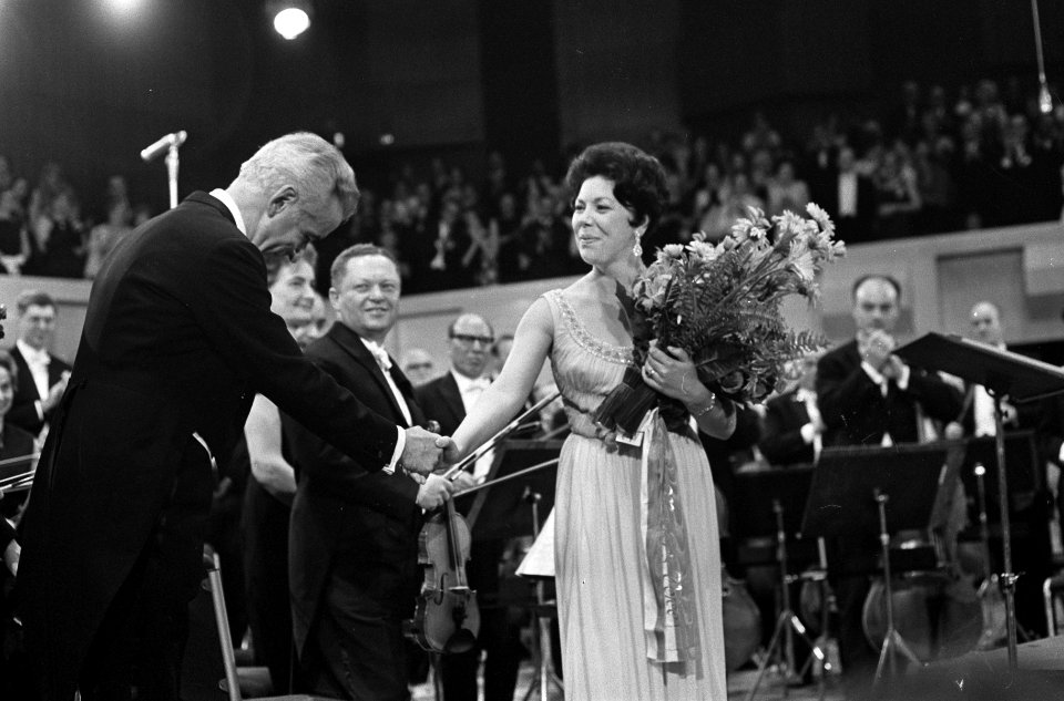 Grand Gala du Disque Klassiek . Nummer 3a Janet Baker ontvangt bloemen, Bestanddeelnr 920-7621