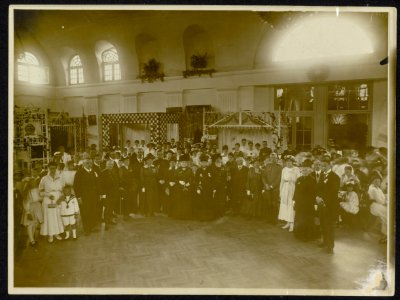 Groot gezelschap van burgers en militairen in een feestzaal., Bestanddeelnr 158-1252