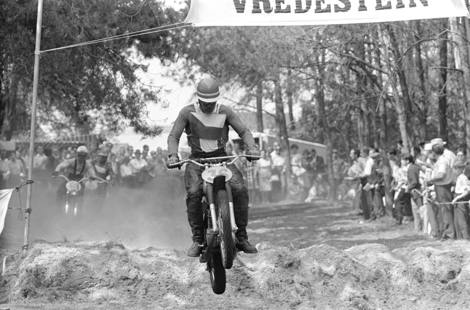 Grand Prix Motor Cross te Schijndel Tijdens de eerste manche vlnr no 39 To, Bestanddeelnr 915-2390