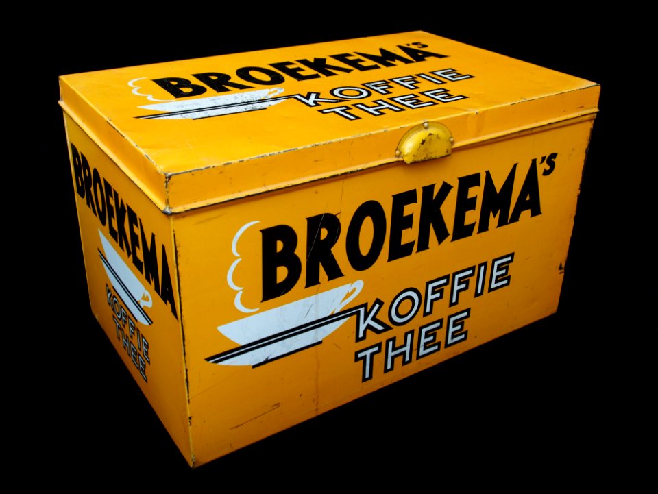 Groot geel BROEKEMAs koffie en thee blik met damp uit kopje, foto1