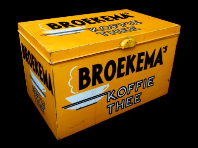 Groot geel BROEKEMAs koffie en thee blik met damp uit kopje, foto1