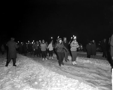 Groot ijsnachtfeest op de Gouwzee tussen Maasdam en Volendam. Duizenden schaatse, Bestanddeelnr 914-8580