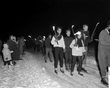 Groot ijsnachtfeest op de Gouwzee tussen Maasdam en Volendam. Duizenden schaatse, Bestanddeelnr 914-8583