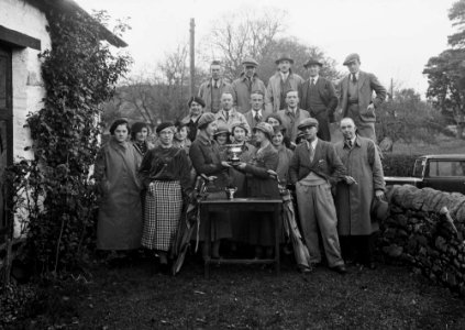 Group of golfers with trophy (1293735)