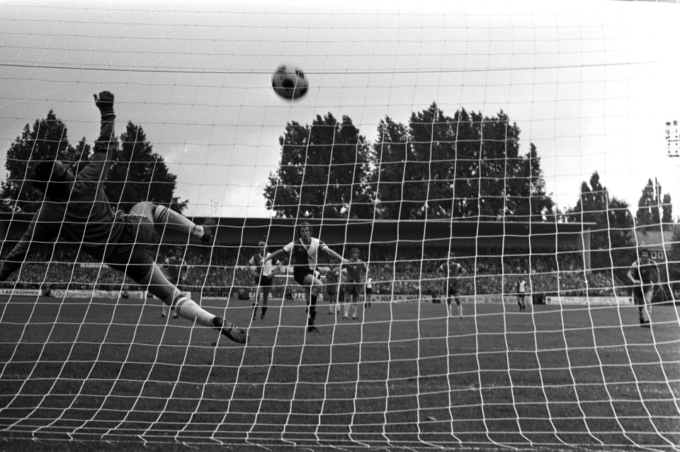 Groningen tegen Feyenoord 1-4, Schneider scoort uit penal keeper Nordstrom is ka, Bestanddeelnr 925-8375