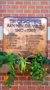 Groningen-Oorlogsmonument plaquette station (1)