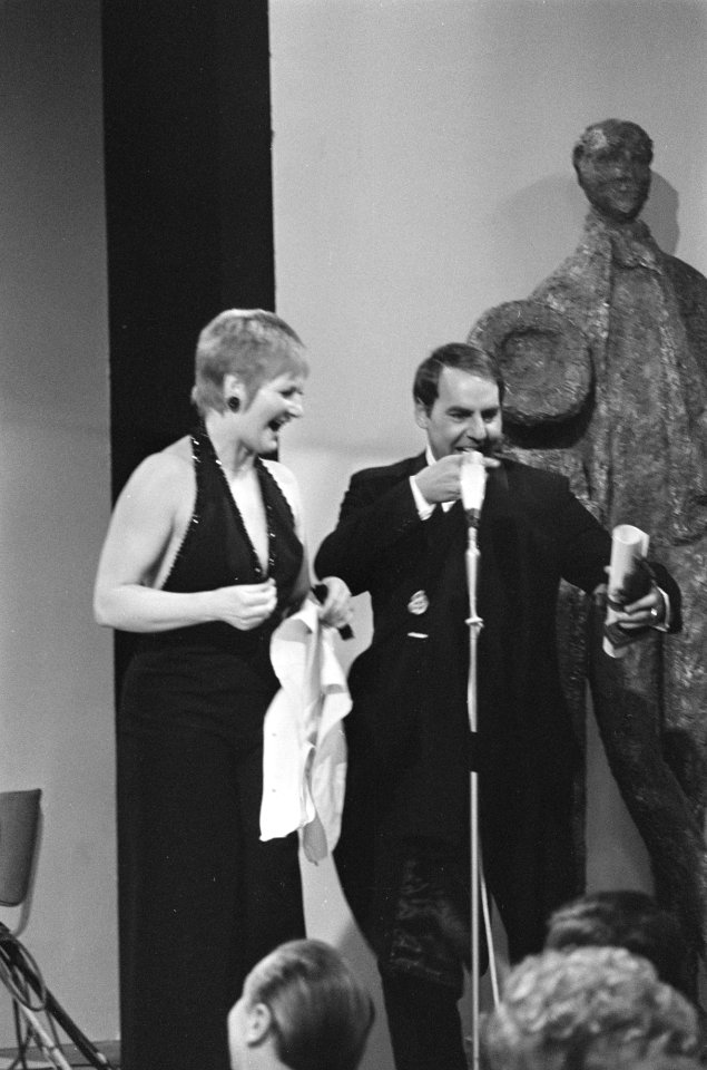 Grand Gala du Disque in RAI Amsterdam. Adèle Bloemendaal ontvangt Edison van Wil, Bestanddeelnr 923-3022