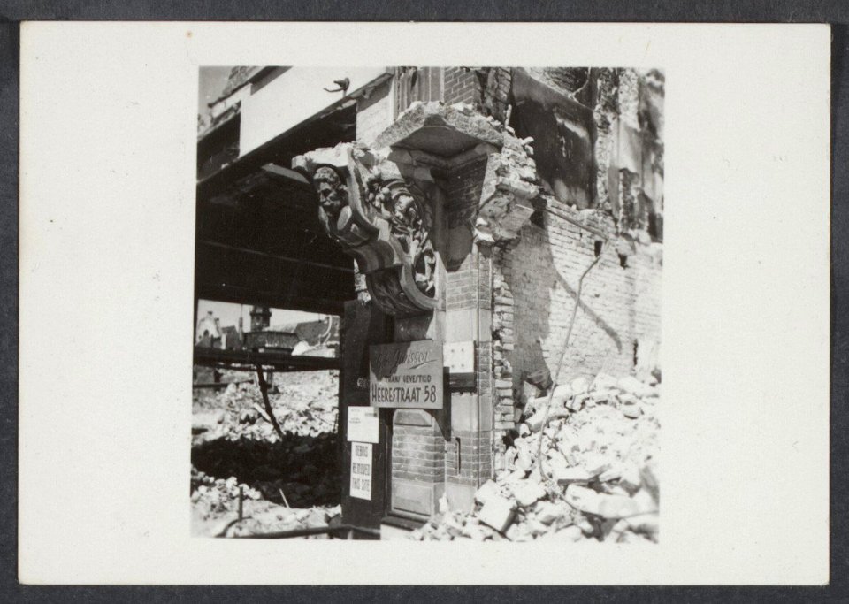 Groningen 1945 (serie HL) Ornament van verder verwoest gebouw, Bestanddeelnr 31001 049