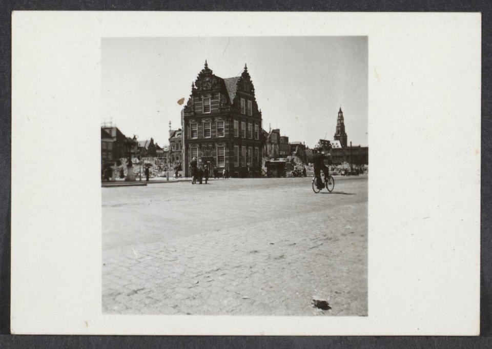 Groningen 1945 (serie HL). Westzijde van de Grote Markt met het Goudkantoor en d, Bestanddeelnr 31001 046
