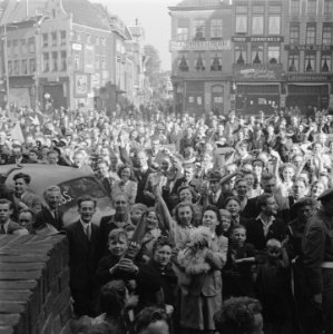 Groot enthousiasme voor prins Bernhard bij de bevolking (Zwolle), Bestanddeelnr 900-2518