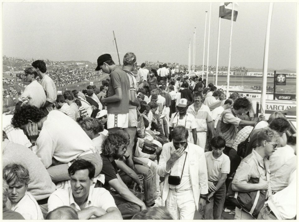 Grand Prix 1984 toeschouwers op de pits, ziende naar het noorden, NL-HlmNHA 54016523