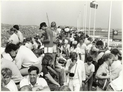 Grand Prix 1984 toeschouwers op de pits, ziende naar het noorden, NL-HlmNHA 54016523