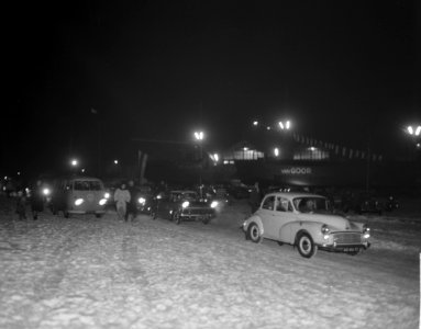 Groot ijsnachtfeest op de Gouwzee tussen Maasdam en Volendam. Drukte autos, Bestanddeelnr 914-8586