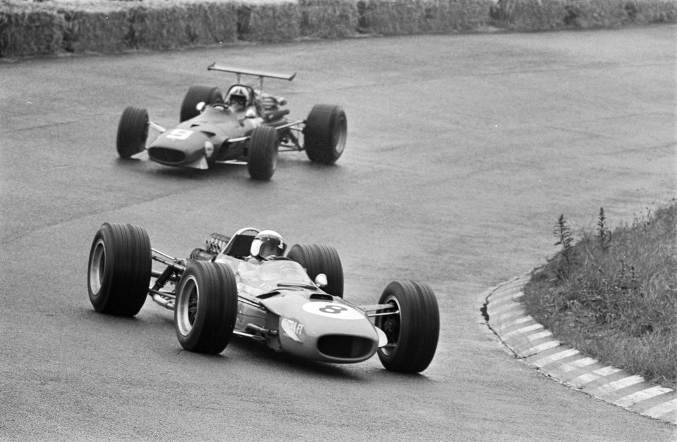 Grand Prix 68 Zandvoort. Jackie Stewart (8) en Chris Amon (9), Bestanddeelnr 921-4587