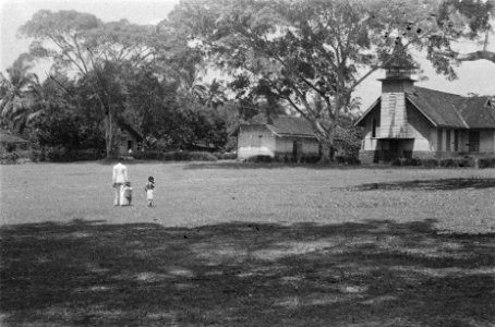 Groot grasveld (Aloon-Aloon) met kerk, Bestanddeelnr 70-4-3