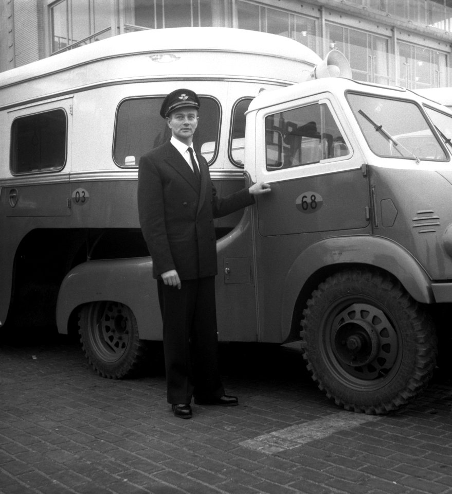 Groot Majoor Janos Mori uit Hongarije werkt op Schiphol, Bestanddeelnr 908-2299