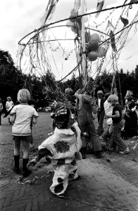 Groot buurtfeest op Amstelveld kinderen versieren zelf gemaakte draaimolen, Bestanddeelnr 929-7814