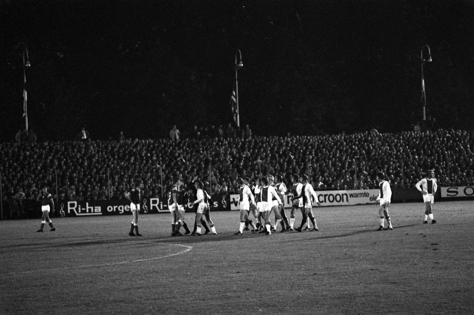 Groningen tegen Ajax 0-0, (avond), moeilijkheden na vechtpartij van Keizer en H…, Bestanddeelnr 924-9261