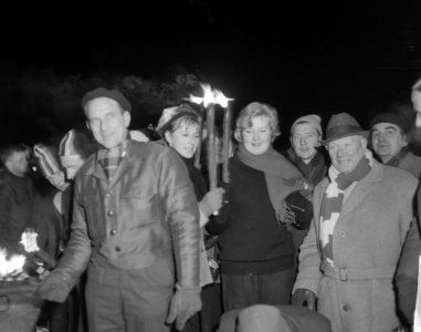 Groot ijsnachtfeest op de Gouwzee tussen Maasdam en Volendam. Aansteken van de f, Bestanddeelnr 914-8587