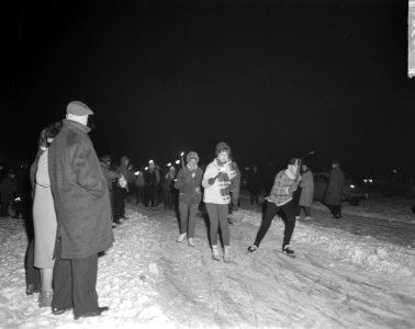 Groot ijsnachtfeest op de Gouwzee tussen Maasdam en Volendam. Duizenden schaatse, Bestanddeelnr 914-8581