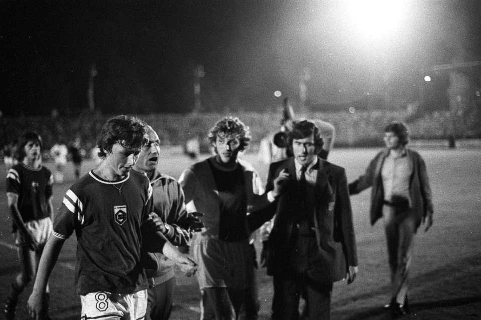 Groningen tegen Ajax 0-0, (avond), links Hovenkamp en 2e rechts Keizer verlaten…, Bestanddeelnr 924-9262