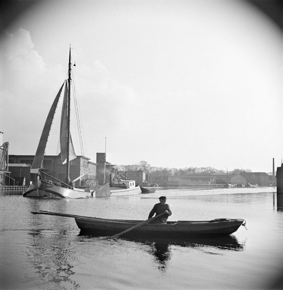 Grouw. Geladen tjalk en roeiboot op de Rjochte Grou ter hoogte van Halbertsma's , Bestanddeelnr 191-0666