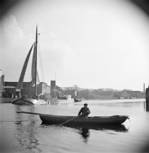 Grouw. Geladen tjalk en roeiboot op de Rjochte Grou ter hoogte van Halbertsma's , Bestanddeelnr 191-0666 photo