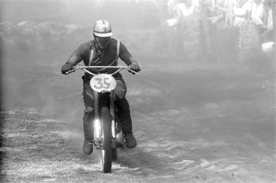 Grand Prix Motor Cross te Schijndel Tijdens de eerste manche vlnr no 39 To, Bestanddeelnr 915-2395