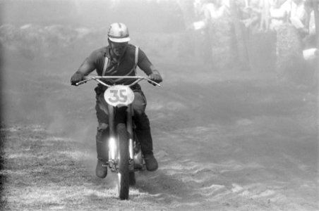 Grand Prix Motor Cross te Schijndel Tijdens de eerste manche vlnr no 39 To, Bestanddeelnr 915-2395