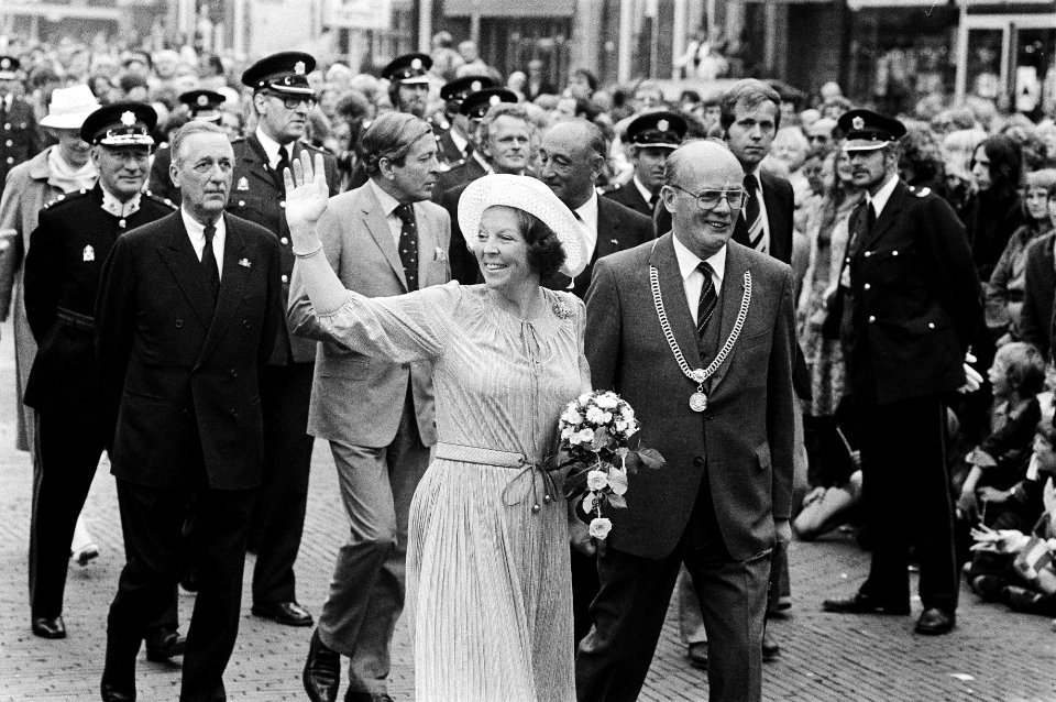 Groningen is de eerste provincie die koningin Beatrix en prins Claus na de inhul, Bestanddeelnr 930-8752