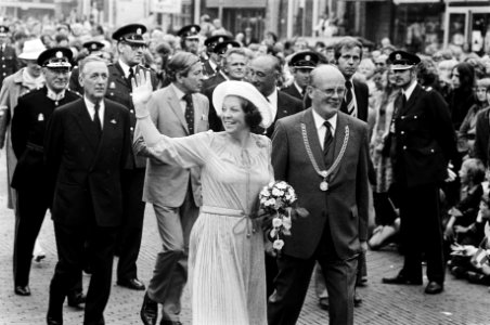 Groningen is de eerste provincie die koningin Beatrix en prins Claus na de inhul, Bestanddeelnr 930-8752
