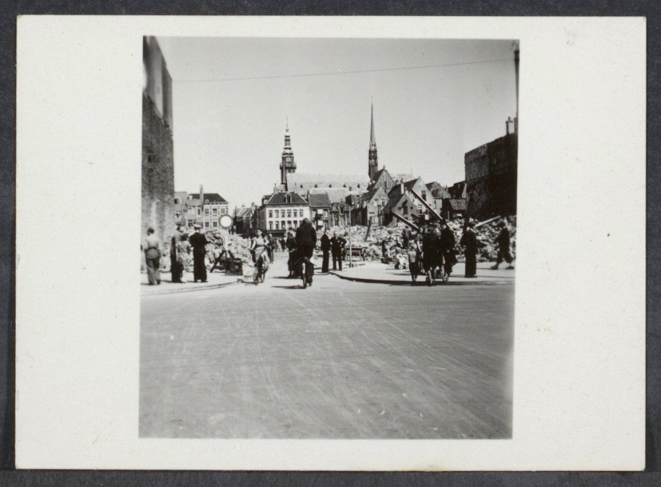 Groningen 1945 (serie HL)De verwoeste noordwand van de Grote Markt met gezicht , Bestanddeelnr 31001 043