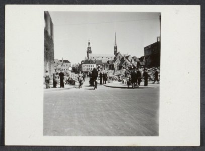 Groningen 1945 (serie HL)De verwoeste noordwand van de Grote Markt met gezicht , Bestanddeelnr 31001 043