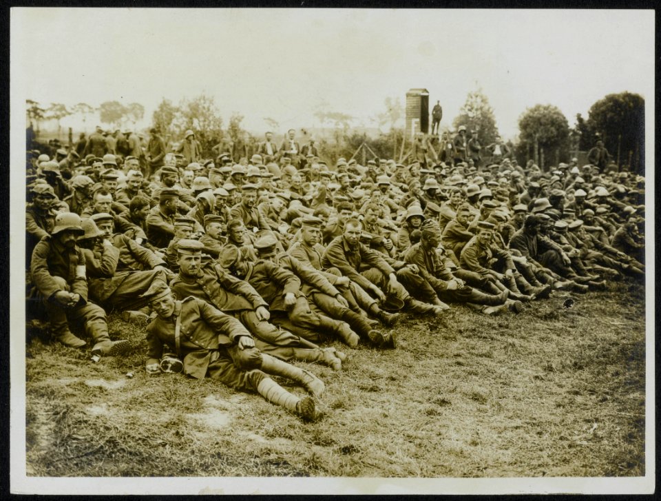 Group of prisoners taken in the new advance, Bestanddeelnr 158-0241