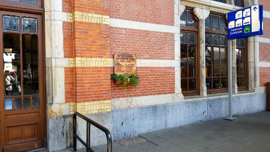 Groningen-Oorlogsmonument plaquette station (2)