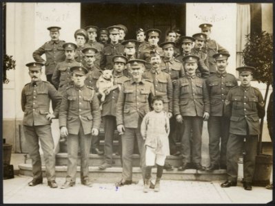 Group of interned soldiers waiting for their wives at Chateau dOex., Bestanddeelnr 158-1927