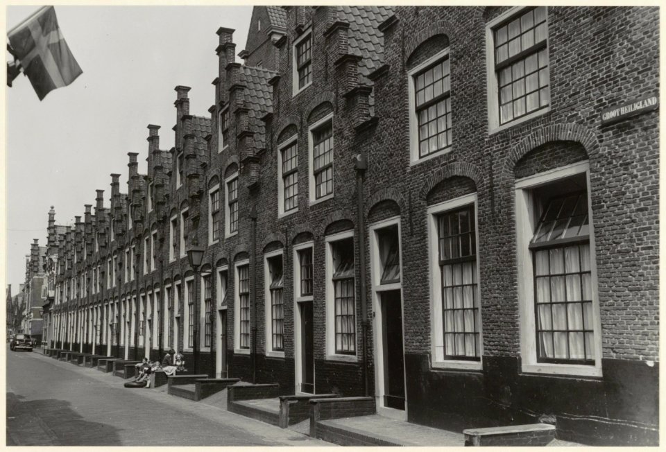 Groot Heiligland, oostzijde, tussen de Gasthuispoort en de Gasthuisvest, met de Gasthuis huisjes. NL-HlmNHA 54004659