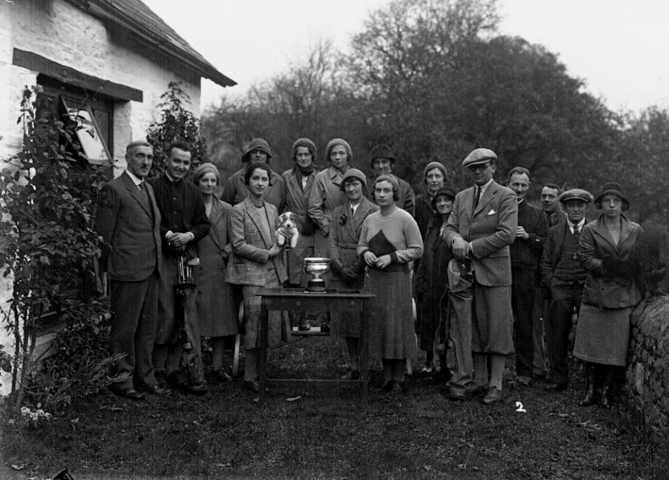 Group of people with a golfing trophy (1293557)