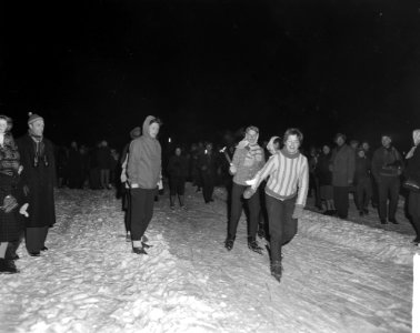 Groot ijsnachtfeest op de Gouwzee tussen Maasdam en Volendam. Duizenden schaatse, Bestanddeelnr 914-8584