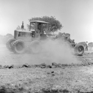 Grondbewerking, werktuigen, arbeiders, Bestanddeelnr 250-8393
