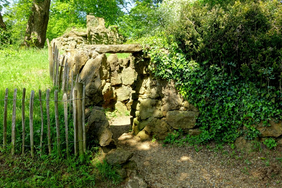 Grotto entrance - Bowood - Wiltshire, England - DSC00558
