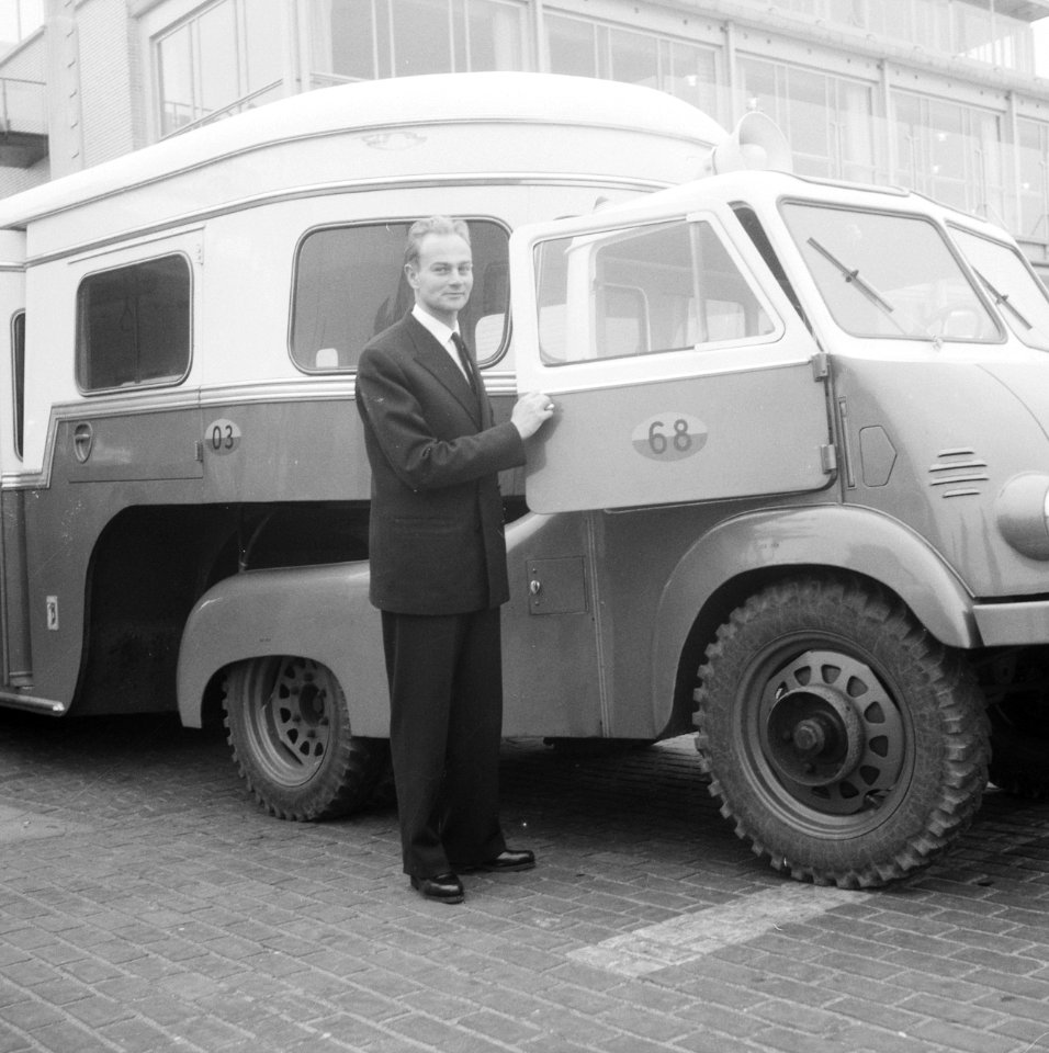 Groot Majoor Janos Mori uit Hongarije werkt op Schiphol, Bestanddeelnr 934-6077