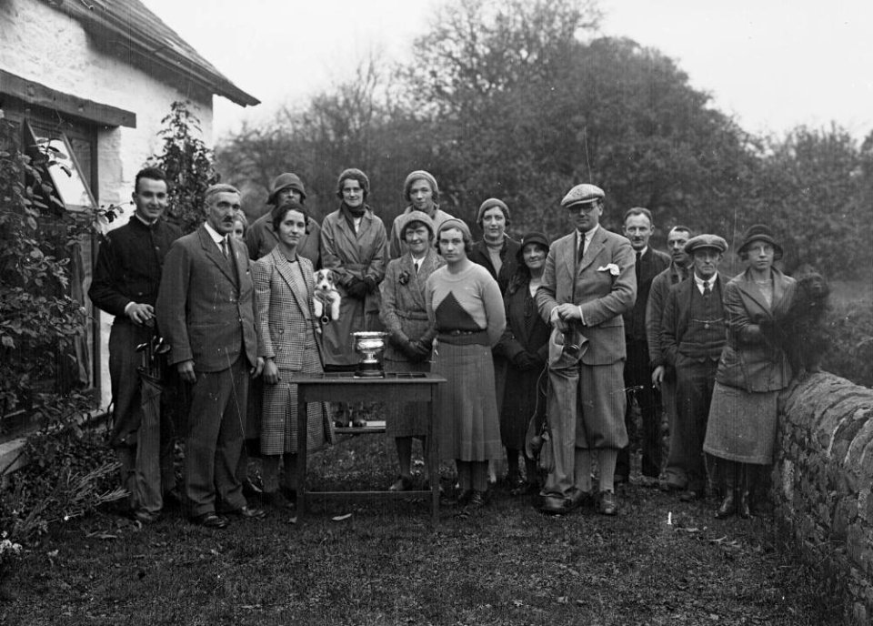 Group of people with a golfing trophy (1293477)