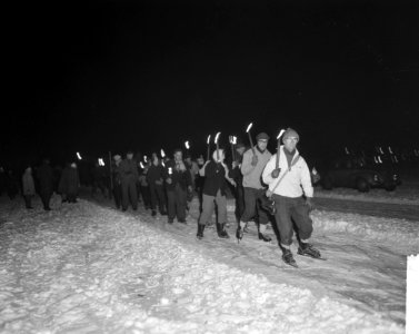 Groot ijsnachtfeest op de Gouwzee tussen Maasdam en Volendam. Duizenden schaatse, Bestanddeelnr 914-8582
