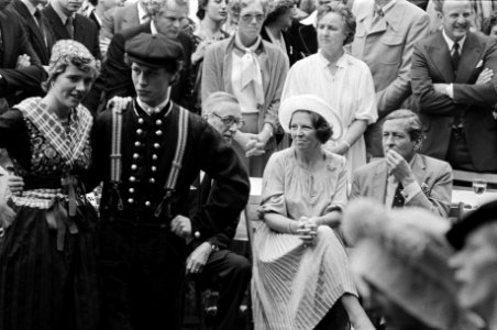 Groningen is de eerste provincie die koningin Beatrix en prins Claus na de inhul, Bestanddeelnr 930-8753