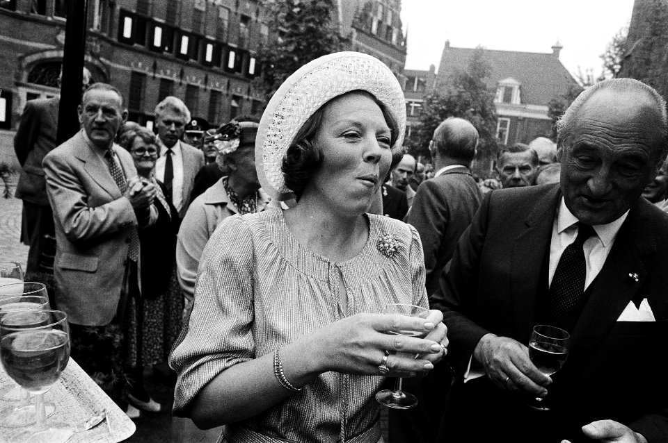 Groningen is de eerste provincie die koningin Beatrix en prins Claus na de inhul, Bestanddeelnr 930-8754