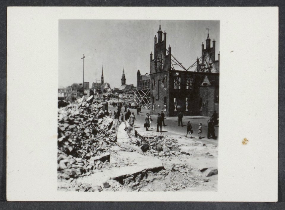 Groningen 1945 (serie HL). De verwoeste noordwand van de Grote Markt gezien vanu, Bestanddeelnr 31001 042